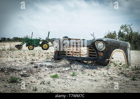 Vergessene Hälfte Auto auf ein Feld Stockfoto