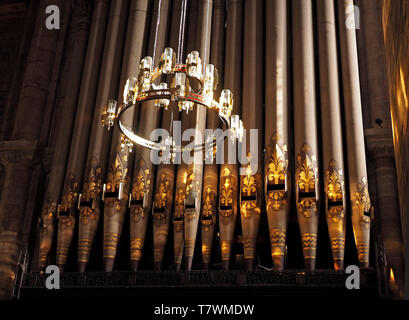 Detail der reich verzierten Orgelpfeifen mit rundem Anhänger Kronleuchter Leuchte in der Kathedrale Carlisle, Cumbria, England Stockfoto