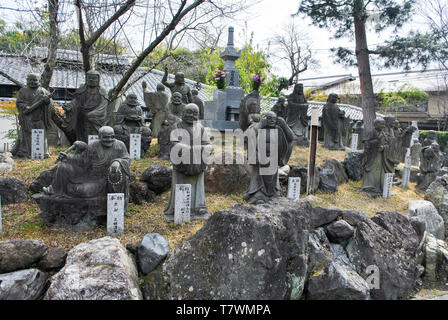 Diese Anordnung von Statuen sind bekannt als die Arashiyama Rakans, ein RAKAN ist ein vollständig erleuchteten Buddhistischen Salbei. Hogon-in Tempel, ein subtemple der Rin Stockfoto