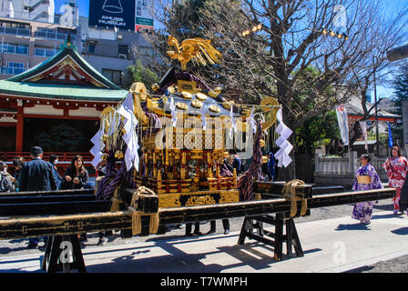 Ein mikoshi, das ist ein Göttliches wheelless Fahrzeug, tragbare Shinto Schrein. Sensō-ji Temple. Asakusa, Tokyo, Japan. Stockfoto