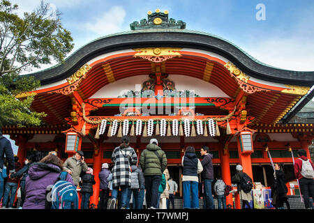 Viele Menschen in den Eingang von fushimi Inari Schrein. Kyoto. Japan. Stockfoto