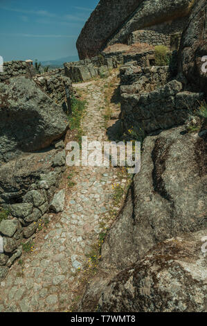 Weg durch die grossen runden Felsen von Moos und raue Steinmauern bei Monsanto. Eine nette und besondere historische Dorf von Portugal. Stockfoto