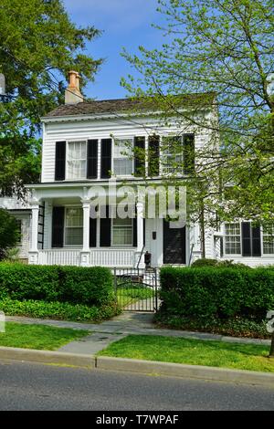 PRINCETON, NJ-4 MAI 2019 - Blick auf den historischen weißen Haus bei 112 Mercer Street, der Heimat von Albert Einstein von 1935 bis zu seinem Tod im Jahr 1955. Es werden Stockfoto
