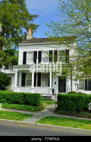 PRINCETON, NJ-4 MAI 2019 - Blick auf den historischen weißen Haus bei 112 Mercer Street, der Heimat von Albert Einstein von 1935 bis zu seinem Tod im Jahr 1955. Es werden Stockfoto