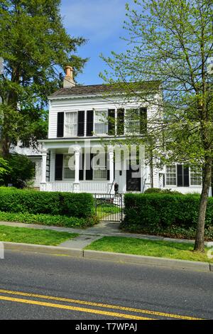 PRINCETON, NJ-4 MAI 2019 - Blick auf den historischen weißen Haus bei 112 Mercer Street, der Heimat von Albert Einstein von 1935 bis zu seinem Tod im Jahr 1955. Es werden Stockfoto