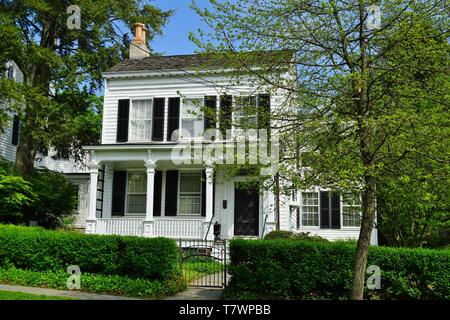 PRINCETON, NJ-4 MAI 2019 - Blick auf den historischen weißen Haus bei 112 Mercer Street, der Heimat von Albert Einstein von 1935 bis zu seinem Tod im Jahr 1955. Es werden Stockfoto