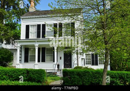 PRINCETON, NJ-4 MAI 2019 - Blick auf den historischen weißen Haus bei 112 Mercer Street, der Heimat von Albert Einstein von 1935 bis zu seinem Tod im Jahr 1955. Es werden Stockfoto