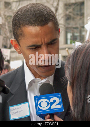 Illinois State Senator Barack Obama interviewt Im anti Krieg protestieren. Chicago 3-16 2003. Hinweis name Tag. Stockfoto