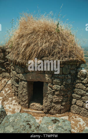 Stein Zäune und kleine Hütte, der früher für die Schweinehaltung mit Landschaft Landschaft bei Monsanto verwendet. Eine nette und besondere historische Dorf von Portugal. Stockfoto