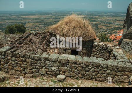 Stein Zäune und kleine Hütte, der früher für die Schweinehaltung mit Landschaft Landschaft bei Monsanto verwendet. Eine nette und besondere historische Dorf von Portugal. Stockfoto