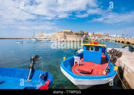 Italien, Apulien, Salento, Gallipoli, den Fischerhafen und das 15. Jahrhundert Angevine-Aragonese Schloss bewachen den Eingang in die Altstadt Stockfoto