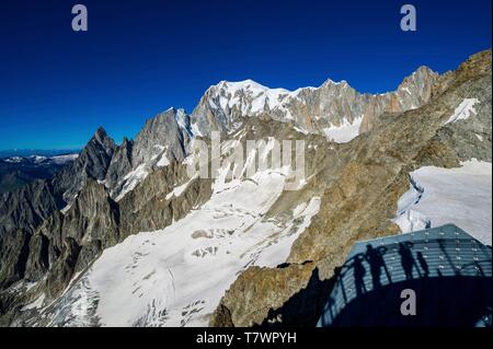 Italien, Courmayeur, Ankunft Bahnhof der Panoramic-Mont-Blanc-Gondelbahn, die Verknüpfung der Aiguille du Midi auf die Pointe Helbronner auf der italienischen Seite des Mont Blanc, mit Blick auf die drei Mont Blanc: Moine, Maudit et Hauptgipfel, plus die Piémont Stockfoto