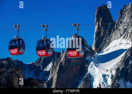 Frankreich, Haute-Savoie, Chamonix-Mont-Blanc und Courmayeur, Italien, Kabel-Auto von Panoramic-Mont-Blanc, die Verknüpfung der Aiguille du Midi auf die Pointe Helbronner auf der italienischen Seite des Mont Blanc, mit Blick auf den Piémont und das Val d'Aoste Stockfoto