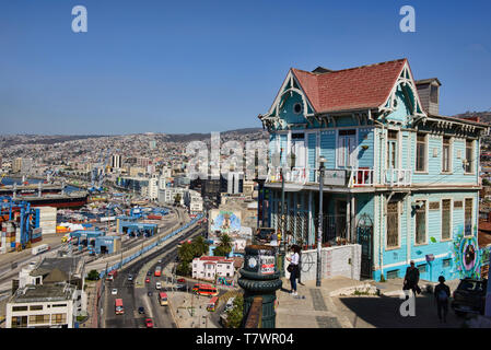 Farbenfrohe Architektur und Graffiti im UNESCO Weltkulturerbe Valparaiso, Chile Stockfoto