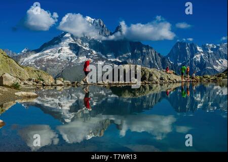 Frankreich, Haute-Savoie, Chamonix-Mont-Blanc, Tour du Mont Blanc, Aiguilles Rouges, Lac Blanc mit Chamonix Nadeln, Aiguille Verte und les Drus in der Rückseite Stockfoto