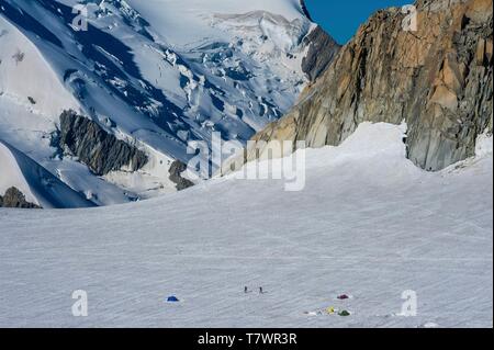 Frankreich, Haute-Savoie, Chamonix-Mont-Blanc und Courmayeur, Italien, Alpinisten zu Fuß auf Glacier du Géant, zwischen der Aiguille du Midi und die Pointe Helbronner auf der italienischen Seite des Mont Blanc Stockfoto