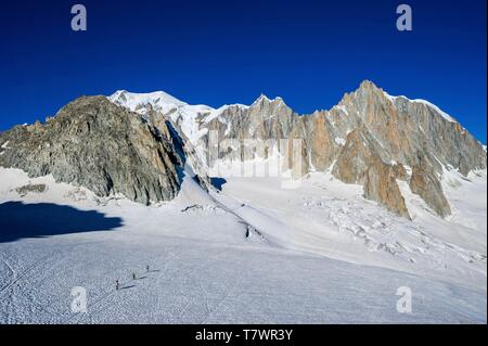 Frankreich, Haute-Savoie, Chamonix-Mont-Blanc und Courmayeur, Italien, Alpinisten zu Fuß auf glaci erdu Géant, von der Seilbahn von Panoramic-Mont-Blanc, die Verknüpfung der Aiguille du Midi auf die Pointe Helbronner auf der italienischen Seite des Mont Blanc, mit den drei Mt Blanc im Hintergrund, von rechts nach links: Moine, Maudit und Hauptgipfel Stockfoto