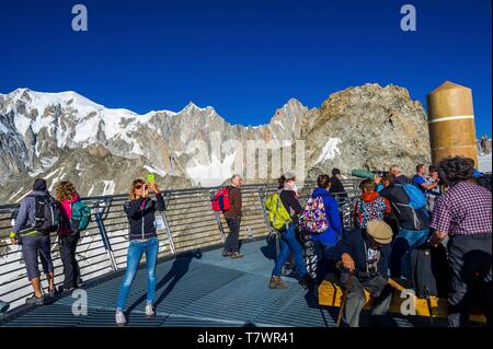 Italien, Courmayeur, Ankunft Bahnhof der Panoramic-Mont-Blanc-Gondelbahn, die Verknüpfung der Aiguille du Midi auf die Pointe Helbronner auf der italienischen Seite des Mont Blanc, mit Blick auf die drei Mont Blanc: Moine, Maudit et Hauptgipfel, plus die Piémont Stockfoto