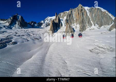 Frankreich, Haute-Savoie, Chamonix-Mont-Blanc und Courmayeur, Italien, Kabel-Auto von Panoramic-Mont-Blanc, die Verknüpfung der Aiguille du Midi auf die Pointe Helbronner über den Glacier du Géant, auf der italienischen Seite des Mont Blanc Stockfoto