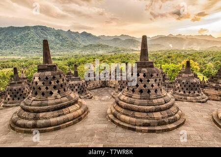 Indonesien, Java, Tempel Borobudur. Buddhistische Tempel von der UNESCO zum Weltkulturerbe eingestuft Stockfoto