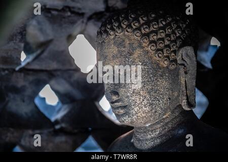 Indonesien, Java, Tempel Borobudur. Buddhistische Tempel von der UNESCO zum Weltkulturerbe eingestuft, Buddha in einer Stupa Stockfoto