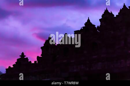 Indonesien, Java, Tempel Borobudur. Buddhistische Tempel von der UNESCO zum Weltkulturerbe eingestuft; Nachtansicht Stockfoto