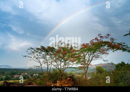 Regenbogen über dem Bauernhof Feld Stockfoto