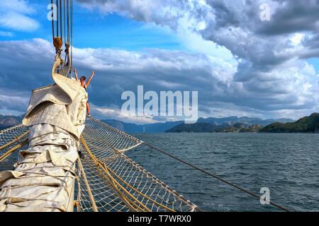 Norwegen, Nordsee, Entspannung auf der topsail eines hohen Schiff Gulden Leeuw Stockfoto