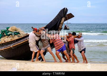 Vietnam, Thua Thien Hue Provinz, Tam Giang, botas Durchführung am Strand Stockfoto