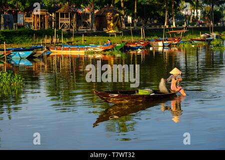 Vietnam, Quang Nam Provinz, Hoi An, Altstadt, die zum Weltkulturerbe der UNESCO, Fischer auf Thu Bon Fluss Stockfoto