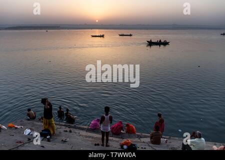 Indien, Uttar Pradesh, Varanasi, Waschungen in Ganga Fluss an Assi Ghat bei Sonnenaufgang Stockfoto