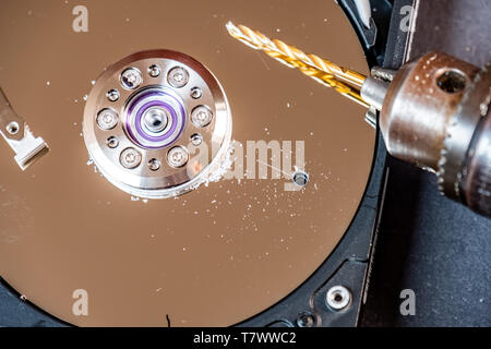 Konzept der Löschen von großen Daten durch bohren ein Loch in die Platte. Stockfoto