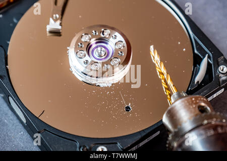 Konzept der Löschen von großen Daten durch bohren ein Loch in die Platte. Stockfoto