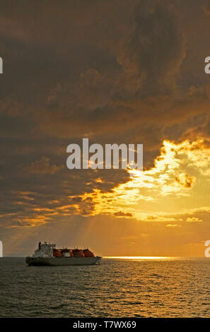 Anchorage in Bilbao, Spanien - 2008-06-06: die LNG-Tanker arktis Entdecker (9276389) in Bilbao Straßen in der Dämmerung verankert - Stockfoto