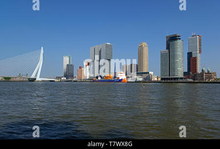 Rotterdam, Niederlande - 2018-05-20: Blick von parkkade in Richtung Fluss Nieuwe Maas, Erasmus Brücke und Kop van Zuid - Stockfoto