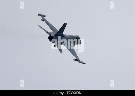 Eine F-16C Fighting Falcon in die 93Rd Fighter Squadron, Homestead Air Reserve Base, Fla., fliegt über Royal Air Force Lakenheath, England, 7. Mai 2019. Die Absicht dieser Flugausbildung Bereitstellung ist die Bereitschaft der Luftwaffe bekämpfen und die Fähigkeit, aus einem Bereitstellungsort zu schärfen, und strategische Partnerschaften zu stärken. (U.S. Air Force Foto von Airman 1st Class Madeline Herzog) Stockfoto