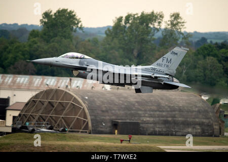 Eine F-16C Fighting Falcon in die 93Rd Fighter Squadron, Homestead Air Reserve Base, Fla., zieht aus den Flug Linie an der Royal Air Force Lakenheath, England, 7. Mai 2019. Das bordpersonal und support Personal aus dem Homestead ARB bereitgestellt RAF Lakenheath in einer Flugausbildung Bereitstellung mit US Air Forces in Europa Einheiten teilzunehmen, sowie Partnern und Verbündeten in der Region. (U.S. Air Force Foto von älteren Flieger Malcolm Mayfield) Stockfoto