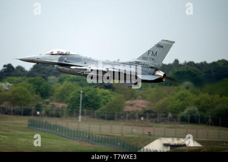 Eine F-16C Fighting Falcon in die 93Rd Fighter Squadron, Homestead Air Reserve Base, Fla., zieht aus den Flug Linie an der Royal Air Force Lakenheath, England, 7. Mai 2019. Das bordpersonal und support Personal aus dem Homestead ARB bereitgestellt RAF Lakenheath in einer Flugausbildung Bereitstellung mit US Air Forces in Europa Einheiten teilzunehmen, sowie Partnern und Verbündeten in der Region. (U.S. Air Force Foto von älteren Flieger Malcolm Mayfield) Stockfoto