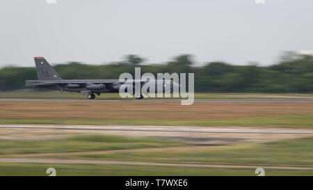 Ein US-B-52 H Stratofortress in die zweite Bombe Flügel zugewiesen ist, sie als Teil eines Bombers Task Force Bereitstellung von Barksdale Air Force Base, La., 7. Mai 2019. Der Bomber Task Force ist die Bereitstellung für den US Central Command der Verantwortung, um die US-Interessen in der Region zu verteidigen. (U.S. Air Force Foto von Airman 1st Class Lillian Miller) Stockfoto