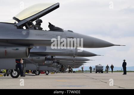 Us Air Force Piloten auf die 301 Fighter Wing, Naval Air Station gemeinsame Mindestreservebasis Fort Worth, Texas zugeordnet, bereiten F-16C Fighting Falken an Campia Turzii, Rumänien, 8. Mai 2019 zu starten, als Teil des Theaters Security Package 19.1 zur Unterstützung der Operation Atlantic lösen. Durch die Europäischen Abschreckung Initiative, TSP 19.1 Finanziert bietet eine robuste US-Militär rotational Präsenz im europäischen Theater, die in der Lage ist, die Abschreckung und ggf. Reaktion auf regionale Bedrohungen. Während im Theater, in der diese Personal- und Flugzeuge werden in mehreren Bereitschaft Übungen neben NAT teilnehmen Stockfoto