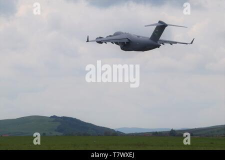 Ein US Air Force C-17 Globemaster III der 62. Airlift Wing, Joint Base Lewis-McChord, Washington zugewiesen wurde, bietet Unterstützung für Theater Security Package 19.1, Campia Turzii, Rumänien, 8. Mai 2019. TSP 19.1 ist durch US-amerikanische Luftwaffe Flieger an die 301 Fighter Wing, Naval Air Station gemeinsame Mindestreservebasis Fort Worth, Texas zugeordnet unterstützt. Durch die Europäischen Abschreckung Initiative, TSP 19.1 Finanziert bietet eine robuste US-Militär rotational Präsenz im europäischen Theater, die in der Lage ist, die Abschreckung und ggf. Reaktion auf regionale Bedrohungen. Während im Theater, in der diese Personal- und aircr Stockfoto