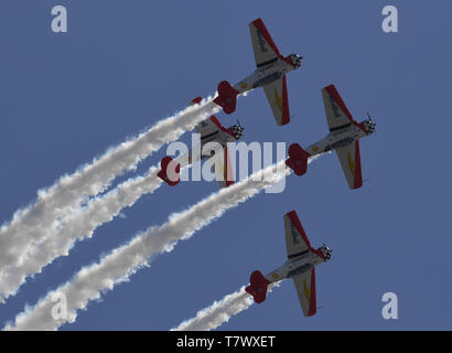 Team Aeroshell führt während der keesler und Biloxi Luft- und Raumfahrtmesse in Biloxi, Mississippi, 5. Mai 2019. Die US Air Force Thunderbirds sind Dachverkleidung der Keesler und Biloxi für Luft- und Raumfahrt zeigen können 4-5. Donner über den Sound ist ein einzigartiges, ein-von-ein-freundliche Veranstaltung, bei der eine Basis und die umliegende Stadt gemeinsam ein Air Show geografisch voneinander getrennt. (U.S. Air Force Foto von Kemberly Groue) Stockfoto