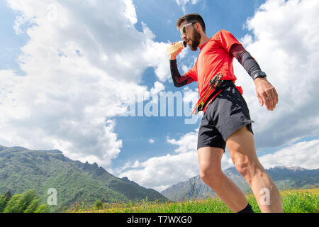 Mountain runner wird Seide und ruht während der Ausdauer Stockfoto