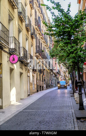 Alte typische Häuser in der literarischen Viertel der Innenstadt von Madrid, die Hauptstadt von Spanien. Stockfoto