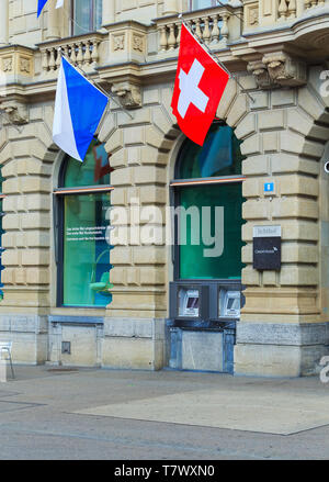 Zürich, Schweiz - 1 August 2016: Teil der Fassade der Credit Suisse am Paradeplatz Platz in der Stadt Zürich mit Fahne dekoriert Stockfoto