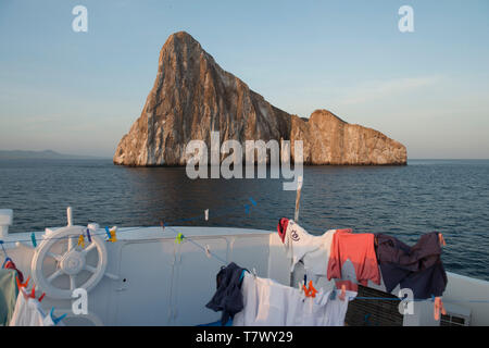 Das Licht des Sonnenaufgangs leuchtet Kicker Rock, Rock/Insel auf Galapagos Inseln, von einer Tour Boot aus gesehen Stockfoto