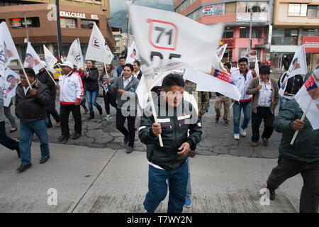 Quito City die Hauptstadt Ecuadors ist fast 10000 ft und zweithöchste Hauptstadt in Südamerika, eine Wahl Rallye in vollständige Überflutung Stockfoto