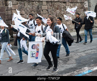 Quito City die Hauptstadt Ecuadors ist fast 10000 ft und zweithöchste Hauptstadt in Südamerika, eine Wahl Rallye in vollständige Überflutung Stockfoto