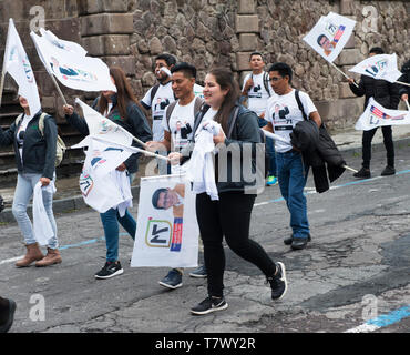 Quito City die Hauptstadt Ecuadors ist fast 10000 ft und zweithöchste Hauptstadt in Südamerika, eine Wahl Rallye in vollständige Überflutung Stockfoto