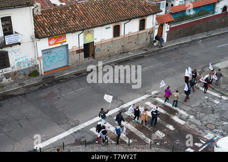 Quito City die Hauptstadt Ecuadors ist fast 10000 ft und zweithöchste Hauptstadt in Südamerika, eine Wahl Rallye in vollständige Überflutung Stockfoto